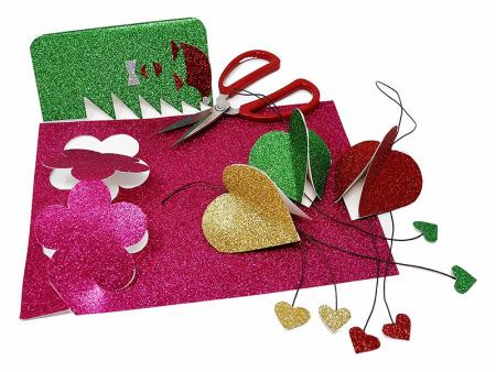 Applicazione di carta glitter, progetto di carta fai-da-te per decorazioni di matrimoni e feste di compleanno