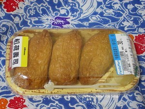 Mesin Kemas Sushi - sushi dalam nampan dikemas