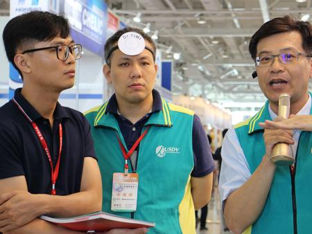 Image measuring machine attracted the attention of visitors.