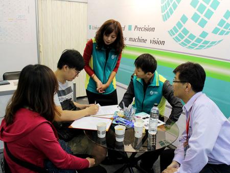 Image measuring machine attracted the attention of visitors.