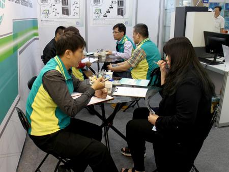Image measuring machine attracted the attention of visitors.