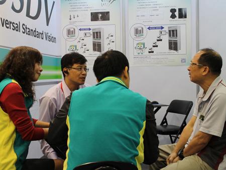 Image measuring machine attracted the attention of visitors.