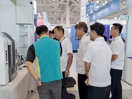 Image measuring machine attracted the attention of visitors.