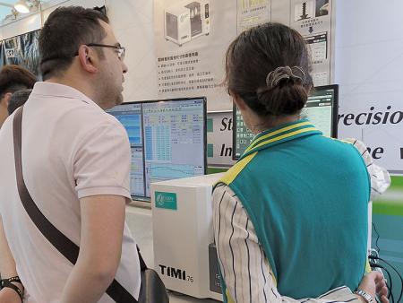 Image measuring machine attracted the attention of visitors.
