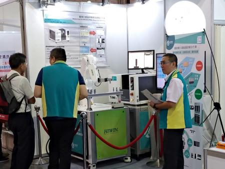 Image measuring machine attracted the attention of visitors.