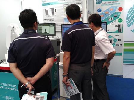 IMAGE measuring machine attracted the attention of visitors.