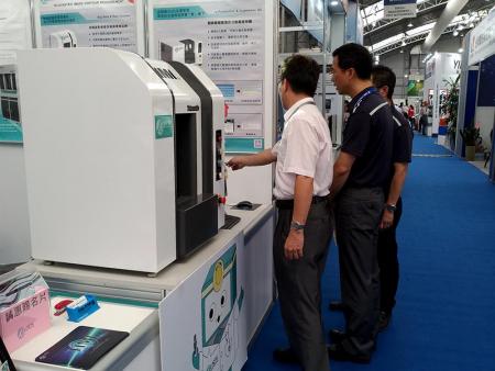 IMAGE measuring machine attracted the attention of visitors.