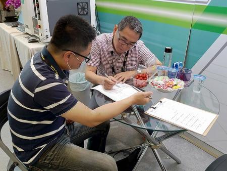 IMAGE measuring machine attracted the attention of visitors.