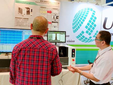 IMAGE measuring machine attracted the attention of visitors.