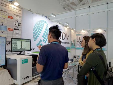 IMAGE measuring machine attracted the attention of visitors.