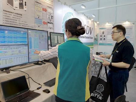 IMAGE measuring machine attracted the attention of visitors.