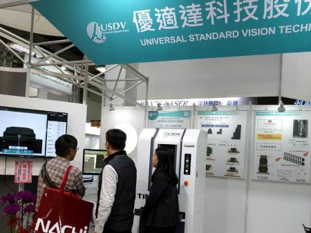 IMAGE measuring machine attracted the attention of visitors.