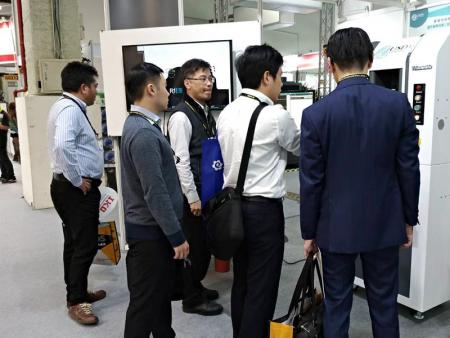 IMAGE measuring machine attracted the attention of visitors.