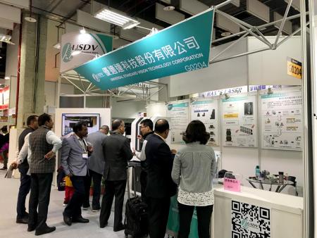 IMAGE measuring machine attracted the attention of visitors.