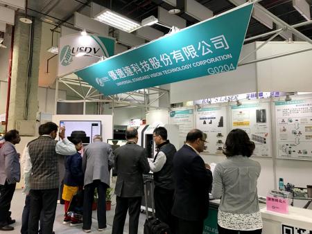 IMAGE measuring machine attracted the attention of visitors.