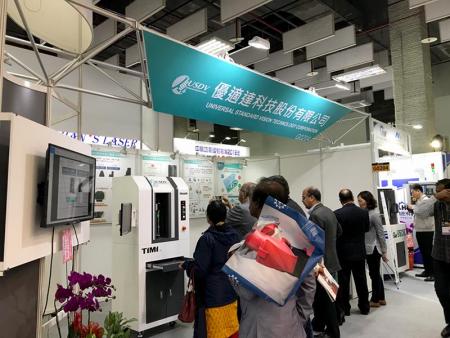 IMAGE measuring machine attracted the attention of visitors.