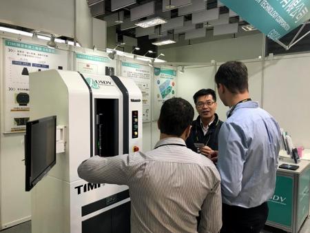 IMAGE measuring machine attracted the attention of visitors.