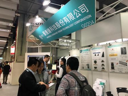 IMAGE measuring machine attracted the attention of visitors.