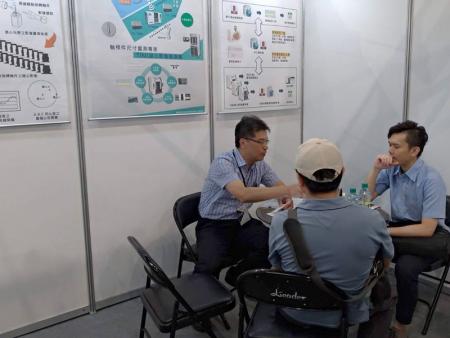 THE image measuring machine attracted the attention of visitors.