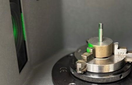 平均檢查一支冲頭的時間只要十幾秒鐘，可以應用在大量生產的檢測