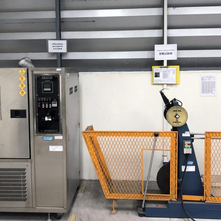 Universelle Prüfmaschine für Auswirkungen