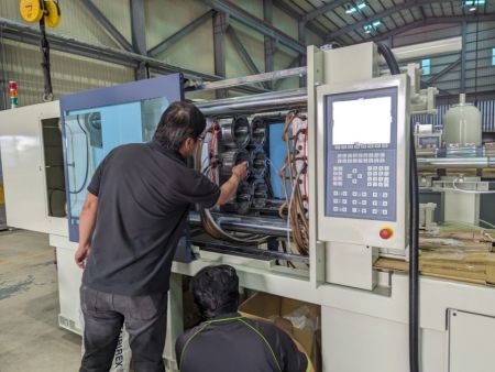 Injection molding machine exported to Peru, Top Unite technicians assisted in trial molding.