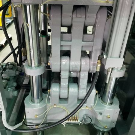 The toggle plastic injection molding machine can provide better safety for the mold.