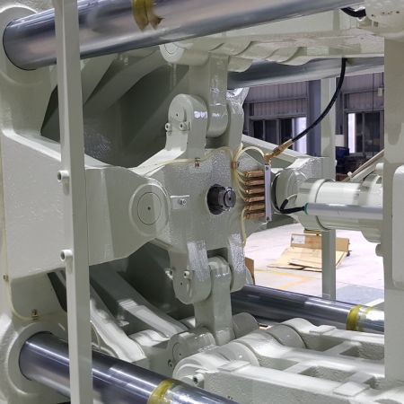 The toggle injection machine has a precise mold-opening positioning and low pressure change-over.