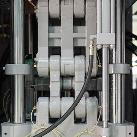 立式塑膠射出機使用曲肘鎖模系統設計。