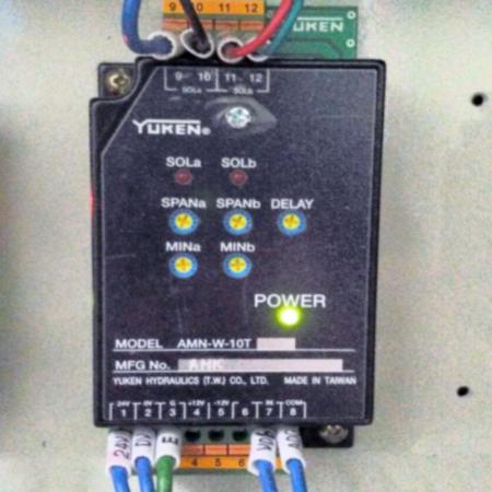 開閉模由比例電磁閥控制,動作流暢精確。
