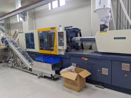 Energy-saving plastic injection molding machine used for producing plastic bottle caps.