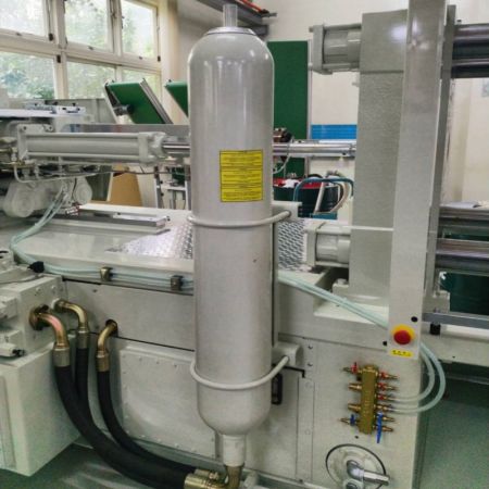 Top Unite use OLAER Hydraulic Accumulator as the injection molding machine parts