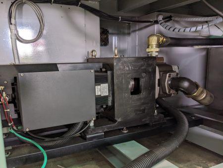 塑膠射出機使用東芝伺服電機,實現快速穩定的控油能力。