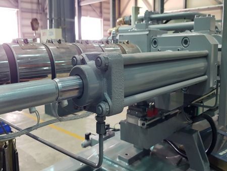 塑膠射出單元採雙油壓缸設計,提供高響應速度。