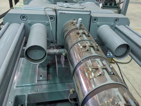 塑膠射出油缸為1:1活塞比例設計,射出控制穩定。