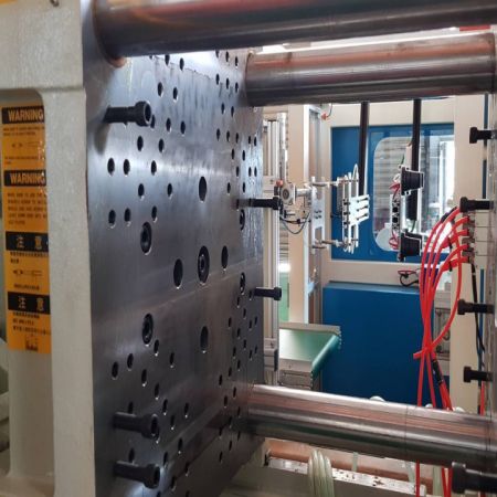 塑膠射出和鎖模單元由雙液壓系統單獨控制。