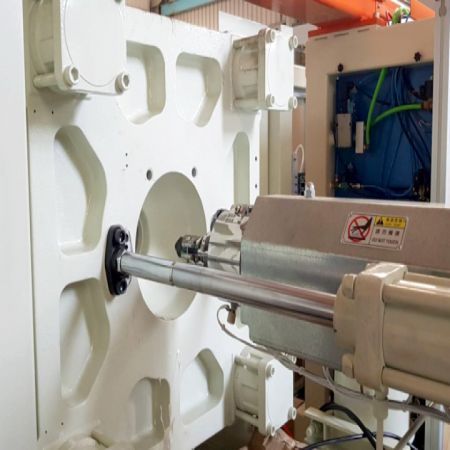 複合動作塑膠射出機具有極佳的響應速度和精度。