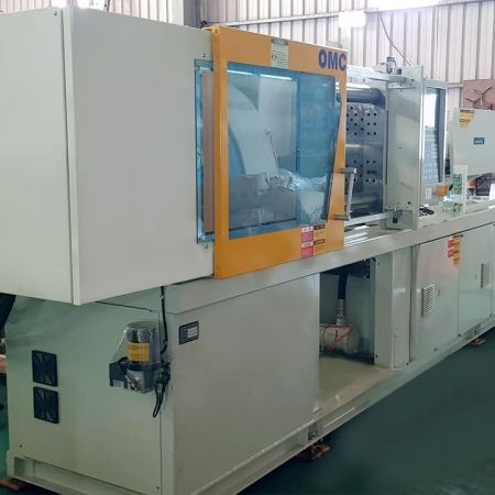 塑膠射出機採用邏輯液壓控制,展現高速及高精度。