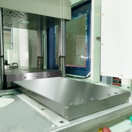 Top Unite Vertical Injection Molding Machine slide plate.