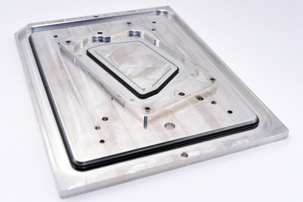 此鋁合金背蓋結構為鋁合金板接著矽膠密封圈。