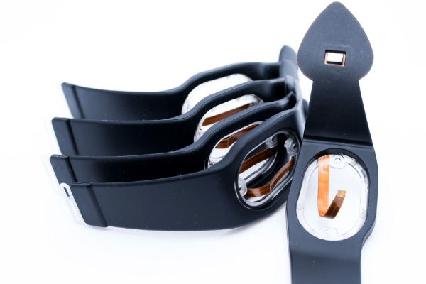 La pulsera de silicona para oxímetro contiene un sensor, hebilla de POM y marco de PC.