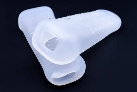 Afin d'améliorer l'apparence du produit, la housse de protection en silicone personnalisée est fabriquée par injection de caoutchouc de silicone liquide, et sa texture est plus douce que le TPR.