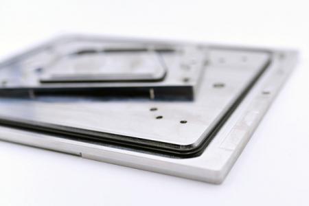 鋁板與矽膠密封圈。