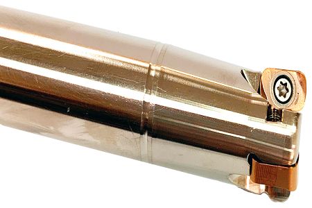 แทรกคาร์ไบด์แบบฟีดสูงมักทำจากวัสดุคาร์ไบด์หรือเซรามิกที่มีความแข็งสูงและทนต่อการสึกหรอเพื่อรองรับการตัดที่ความเร็วสูงและการใช้งานที่มีภาระสูง