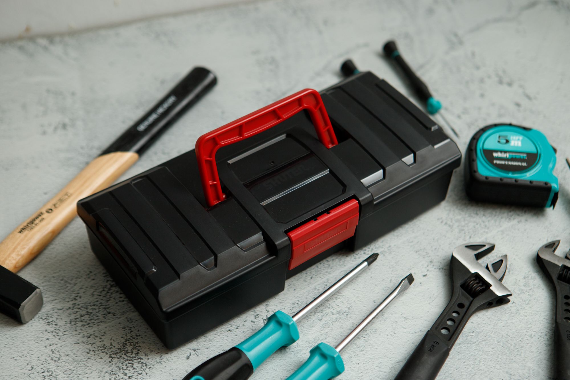 Boîte à outils de 1,5 L avec poignée et loquet - Boîte à outils de 1,5 L  avec poignée et loquet, Fabricant de systèmes d'organisation personnalisés  pour garages