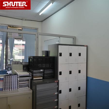 Armário de metal SHUTER com 12 compartimentos no escritório