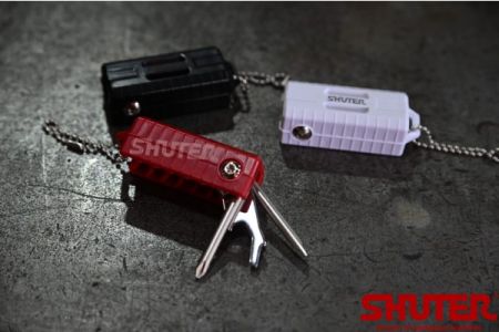 Multifunktionswerkzeug-Schlüsselanhänger-Set in Rot, Schwarz und Weiß