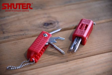 Multifunktionswerkzeug-Schlüsselanhänger-Set in Rot