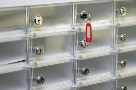 Gabinete metálico con puertas transparentes SHUTER para dispositivos ponibles