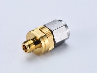 ADAPTATEUR JACK 0,8 mm à PLUG 1,0 mm - 130GHz - Adaptateur femelle 0,8 mm à mâle 1,0 mm - 130GHz